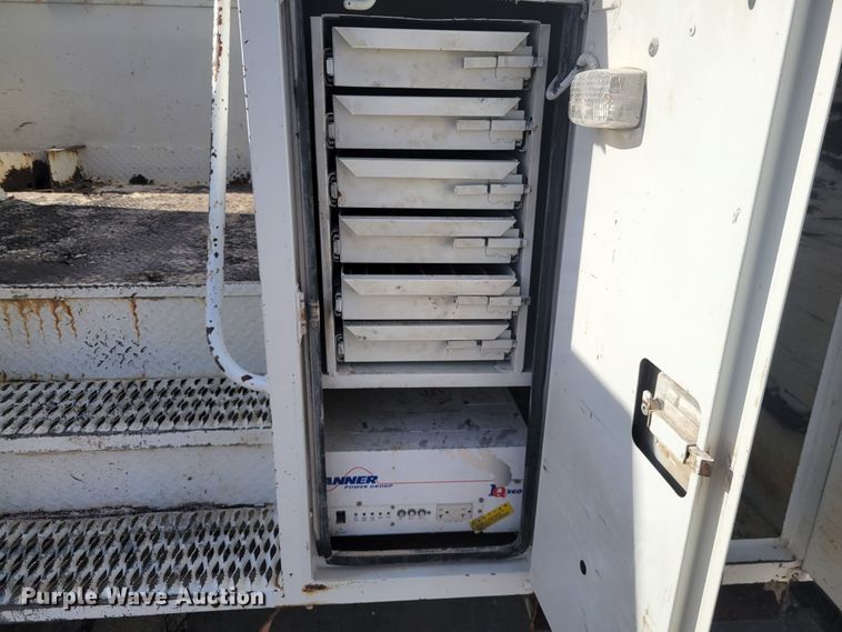 image for item IV9624 2000 Freightliner FL70  bucket truck