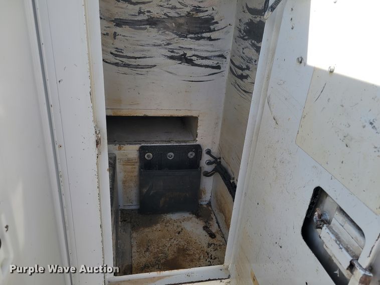 image for item IV9624 2000 Freightliner FL70  bucket truck