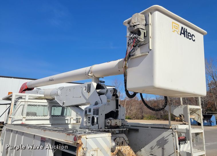 image for item IV9624 2000 Freightliner FL70  bucket truck