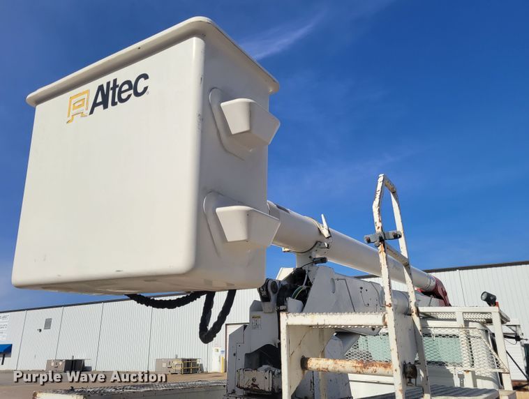 image for item IV9624 2000 Freightliner FL70  bucket truck