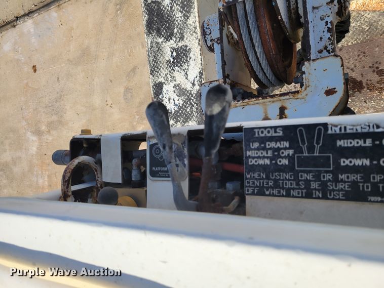 image for item IV9624 2000 Freightliner FL70  bucket truck