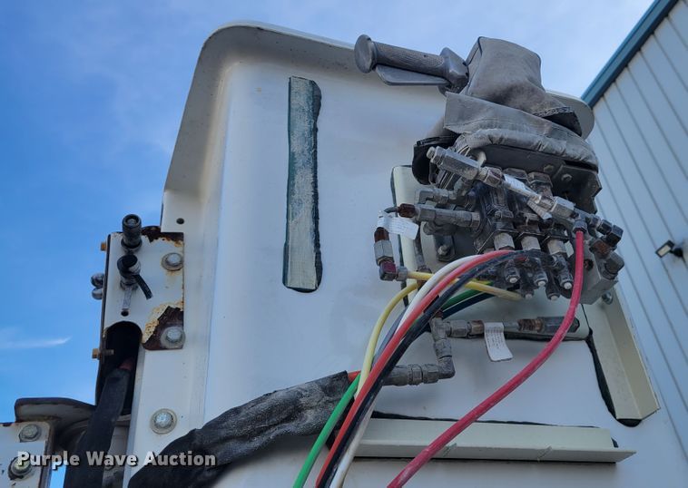 image for item IV9624 2000 Freightliner FL70  bucket truck