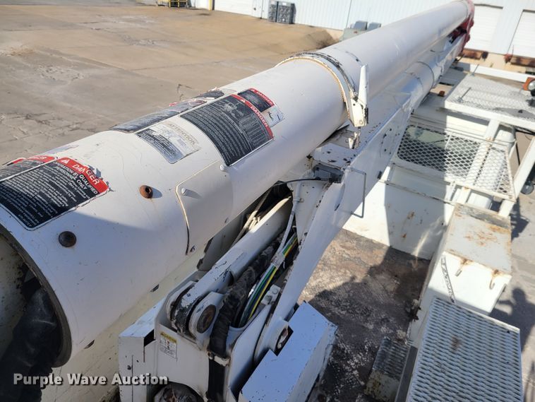 image for item IV9624 2000 Freightliner FL70  bucket truck