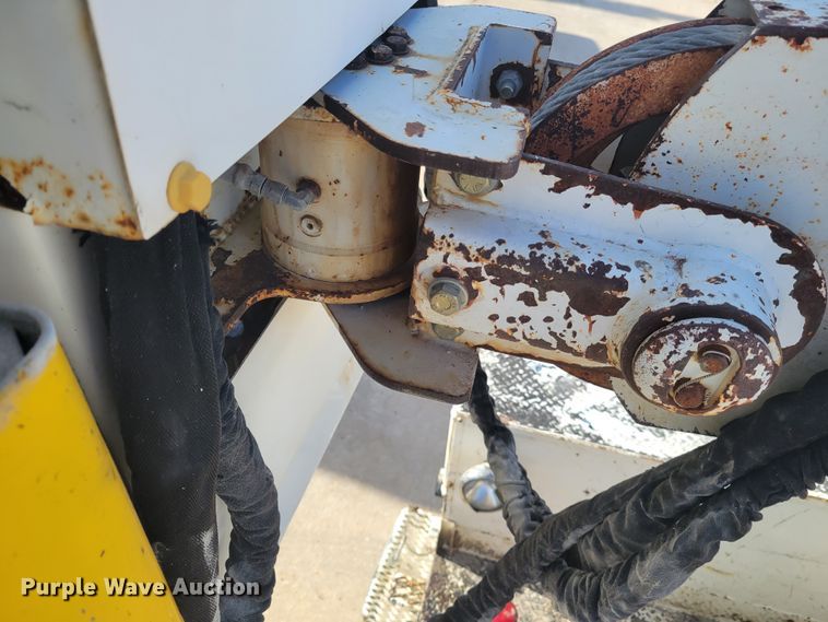 image for item IV9624 2000 Freightliner FL70  bucket truck