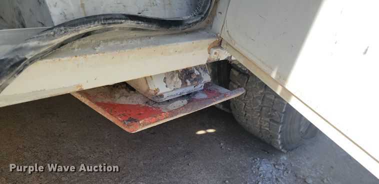 image for item IV9624 2000 Freightliner FL70  bucket truck