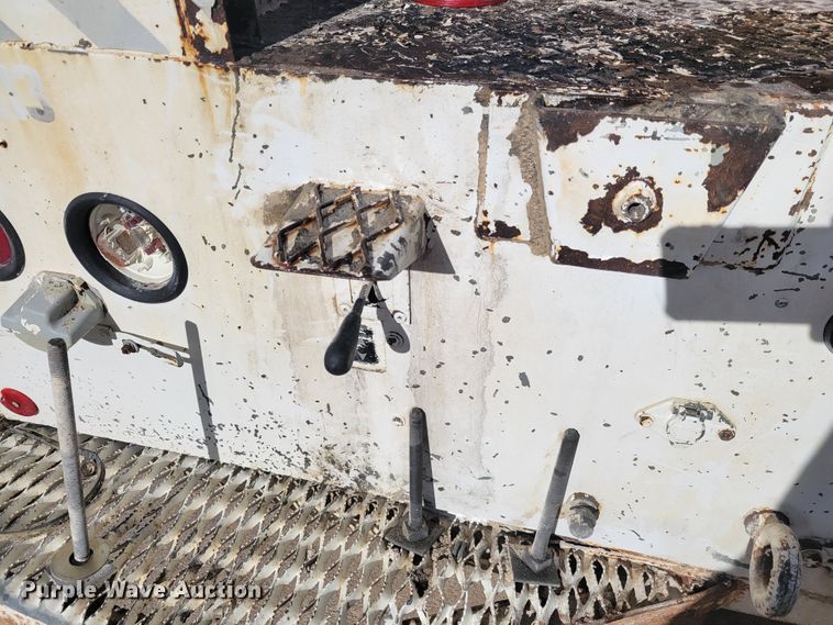 image for item IV9624 2000 Freightliner FL70  bucket truck