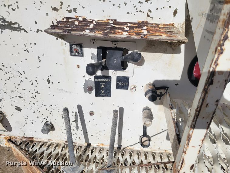 image for item IV9624 2000 Freightliner FL70  bucket truck