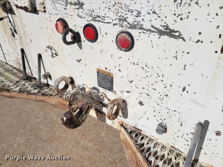 image for item IV9624 2000 Freightliner FL70  bucket truck