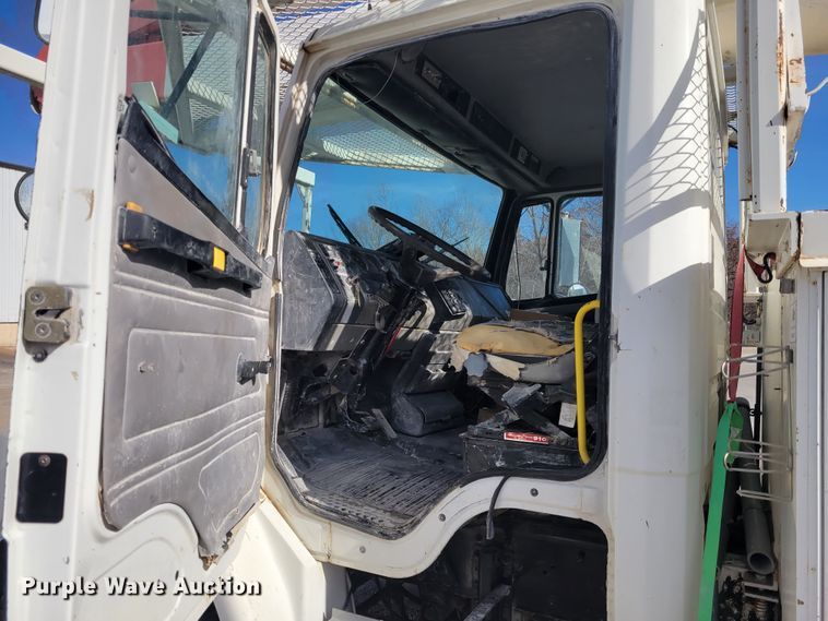 image for item IV9624 2000 Freightliner FL70  bucket truck