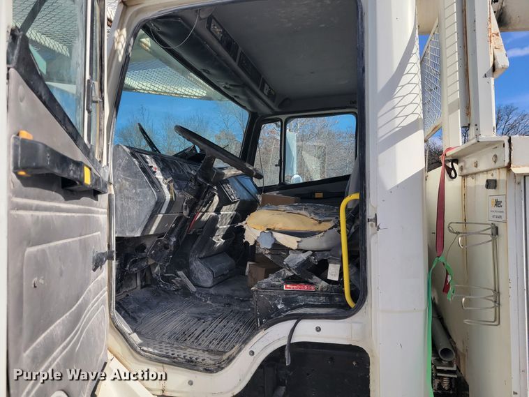 image for item IV9624 2000 Freightliner FL70  bucket truck