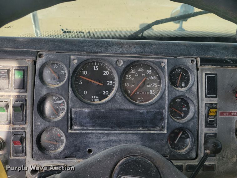 image for item IV9624 2000 Freightliner FL70  bucket truck