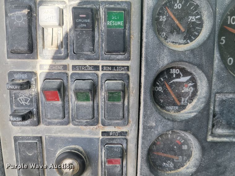 image for item IV9624 2000 Freightliner FL70  bucket truck