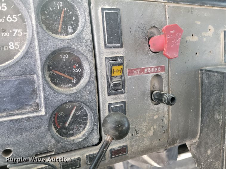 image for item IV9624 2000 Freightliner FL70  bucket truck