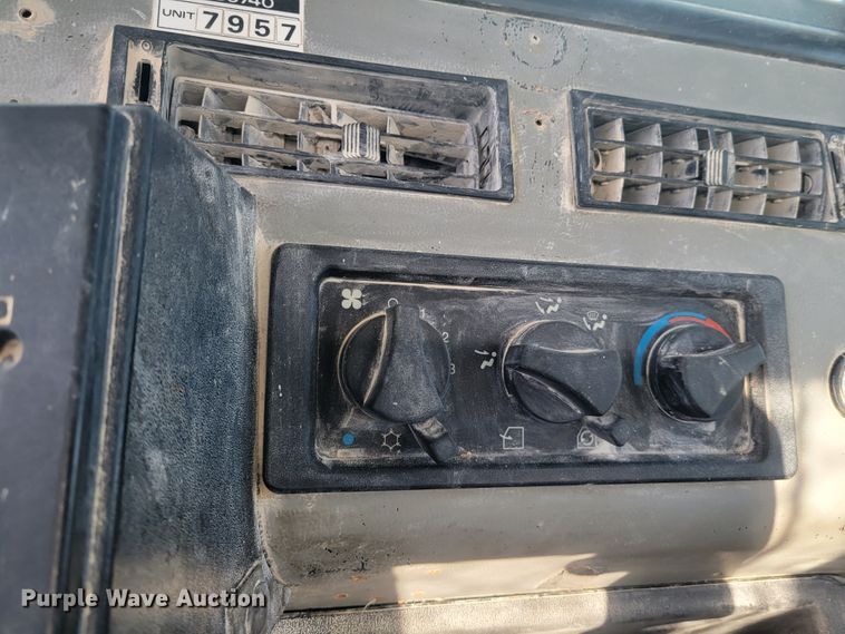 image for item IV9624 2000 Freightliner FL70  bucket truck