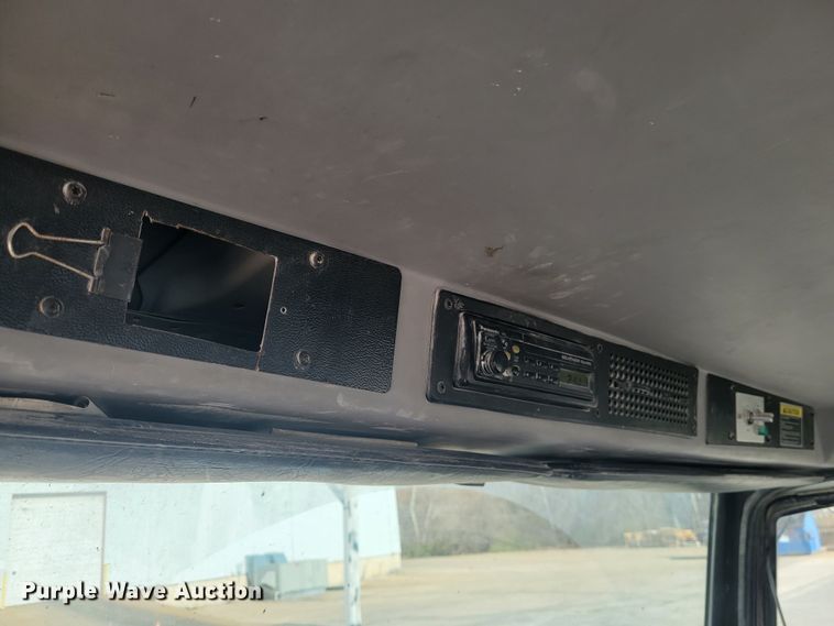 image for item IV9624 2000 Freightliner FL70  bucket truck