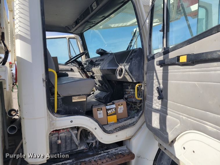 image for item IV9624 2000 Freightliner FL70  bucket truck