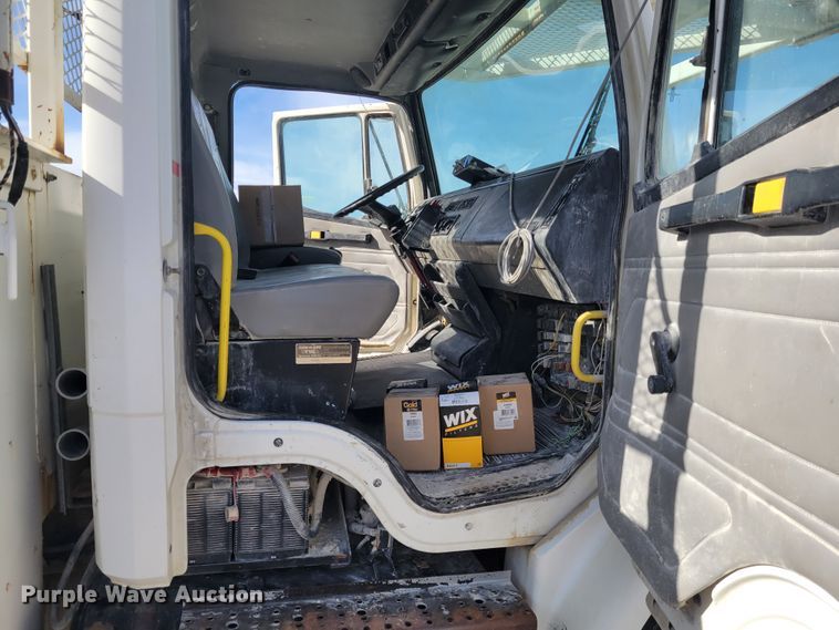 image for item IV9624 2000 Freightliner FL70  bucket truck