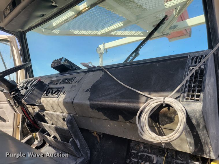 image for item IV9624 2000 Freightliner FL70  bucket truck