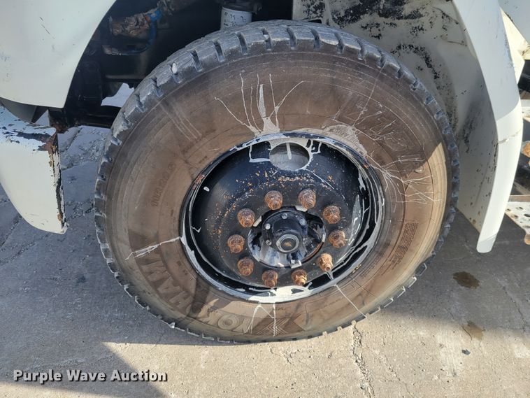 image for item IV9624 2000 Freightliner FL70  bucket truck