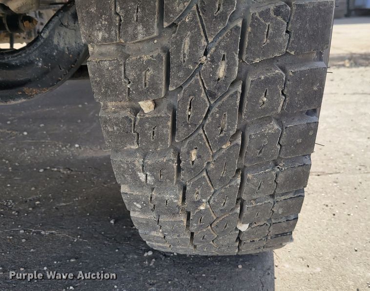 image for item IV9624 2000 Freightliner FL70  bucket truck