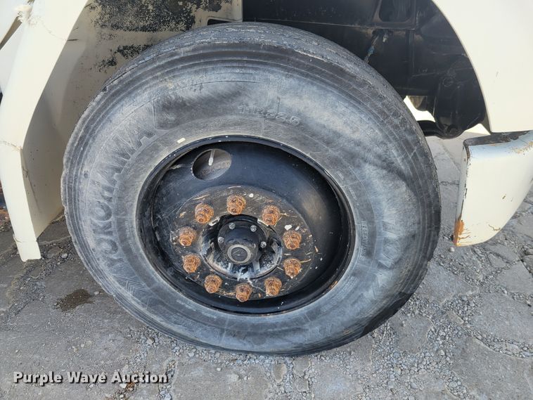 image for item IV9624 2000 Freightliner FL70  bucket truck