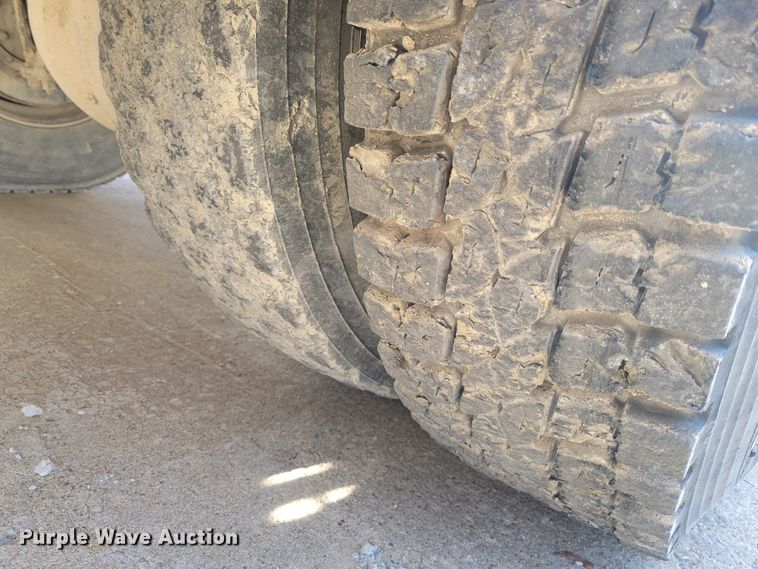 image for item IV9624 2000 Freightliner FL70  bucket truck