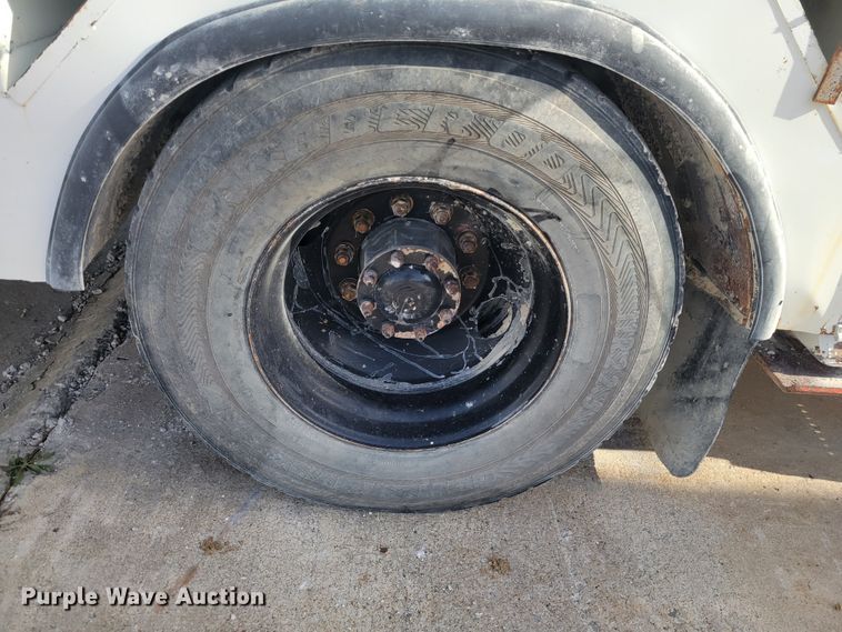 image for item IV9624 2000 Freightliner FL70  bucket truck