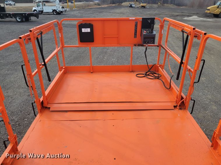 image for item IV9677 2008 JLG 4394RT  scissor lift