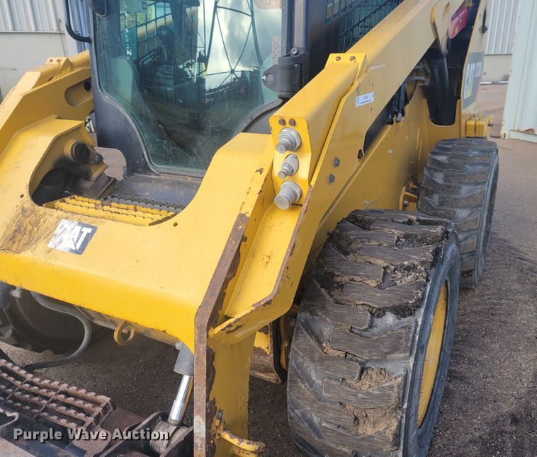 image for item IV9701 2014 Caterpillar 272D  skid steer loader
