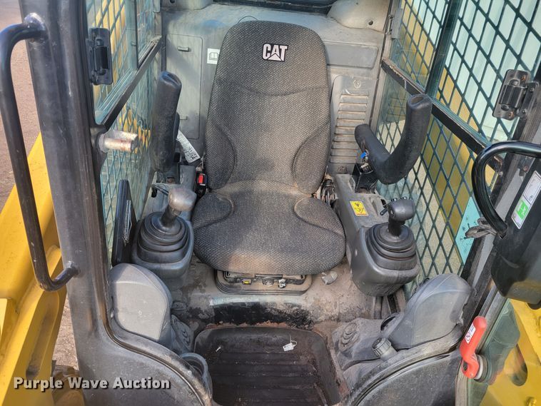 image for item IV9701 2014 Caterpillar 272D  skid steer loader