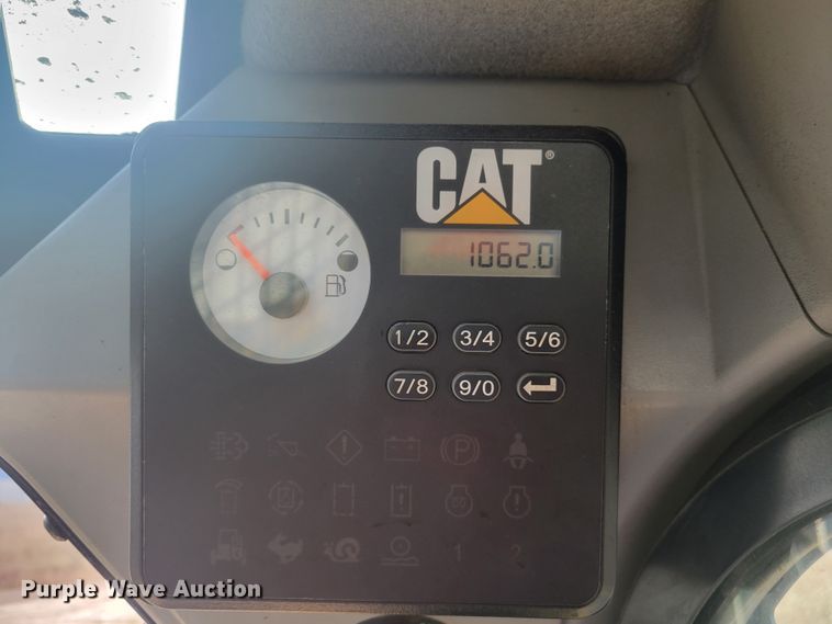 image for item IV9701 2014 Caterpillar 272D  skid steer loader
