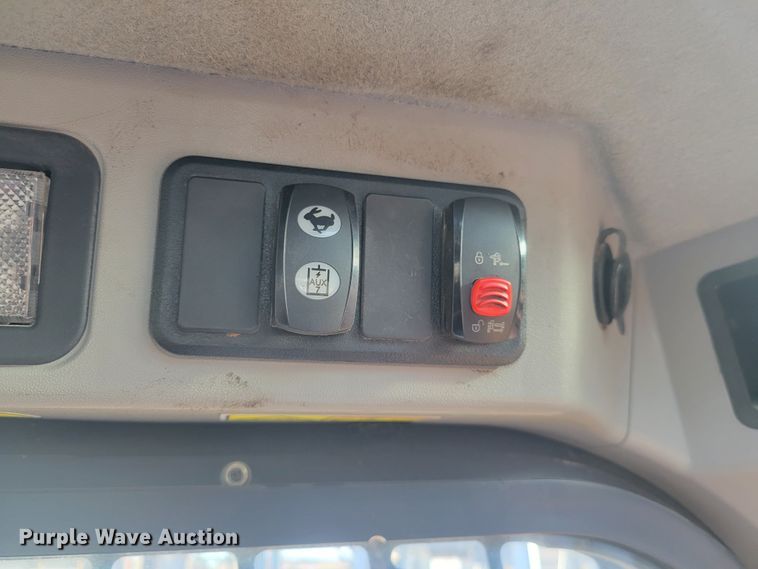 image for item IV9701 2014 Caterpillar 272D  skid steer loader