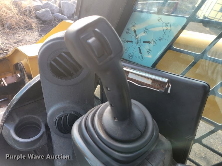 image for item IV9701 2014 Caterpillar 272D  skid steer loader