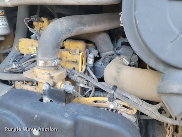 image for item IV9701 2014 Caterpillar 272D  skid steer loader