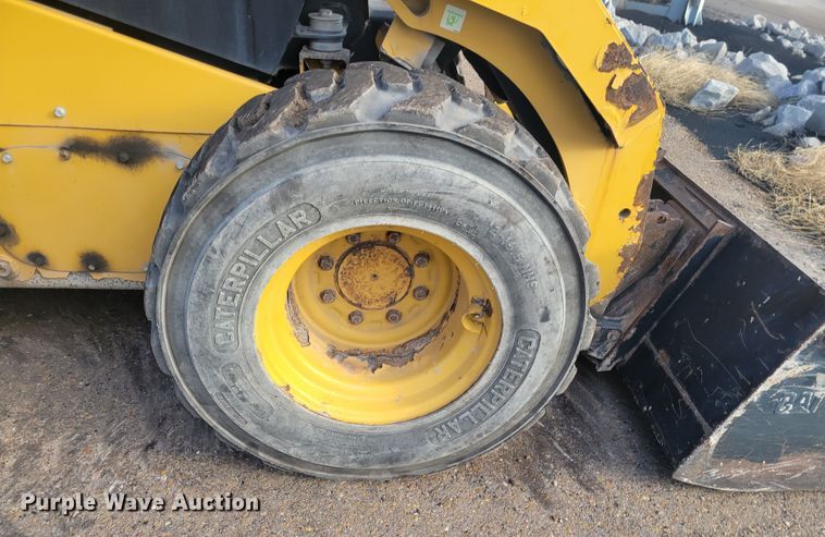 image for item IV9701 2014 Caterpillar 272D  skid steer loader