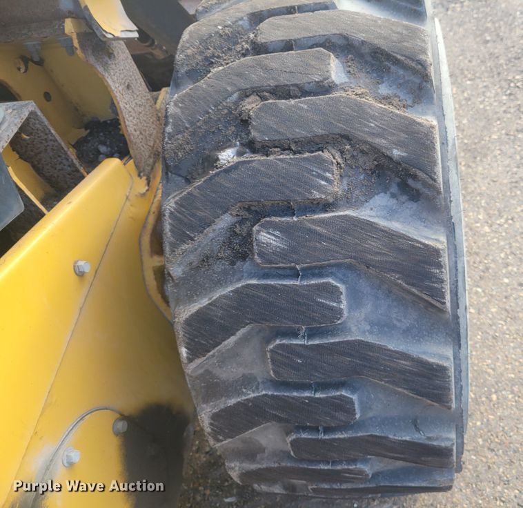 image for item IV9701 2014 Caterpillar 272D  skid steer loader
