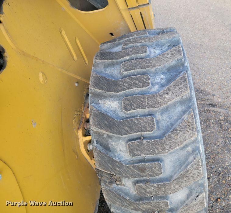 image for item IV9701 2014 Caterpillar 272D  skid steer loader