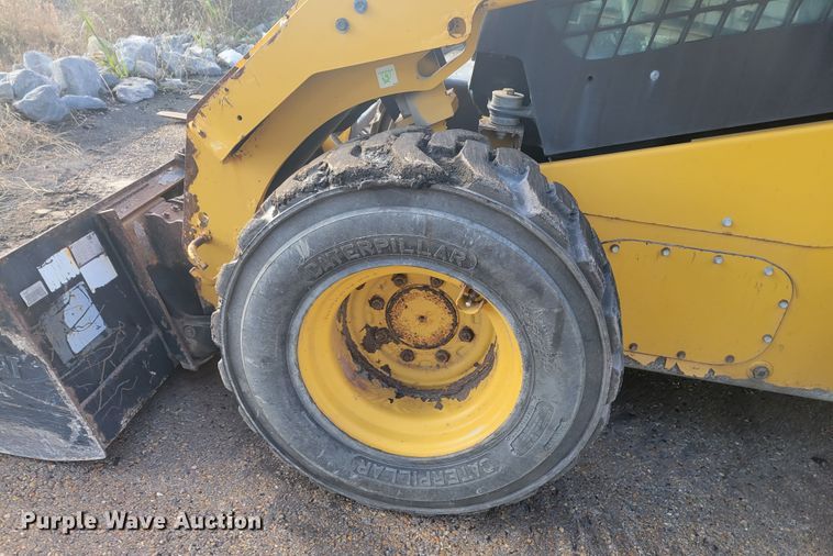 image for item IV9701 2014 Caterpillar 272D  skid steer loader