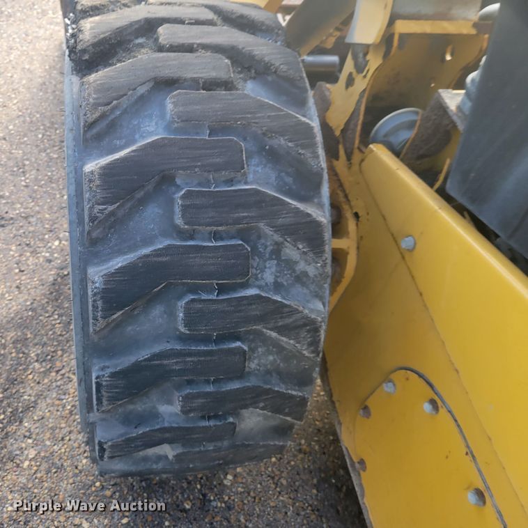 image for item IV9701 2014 Caterpillar 272D  skid steer loader