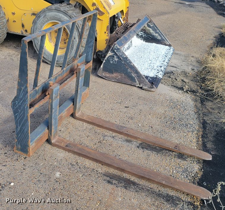 image for item IV9701 2014 Caterpillar 272D  skid steer loader