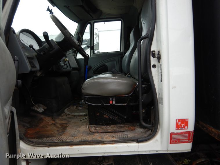 image for item IV9702 2006 International 4400  dump truck