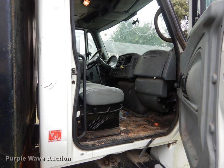 image for item IV9702 2006 International 4400  dump truck