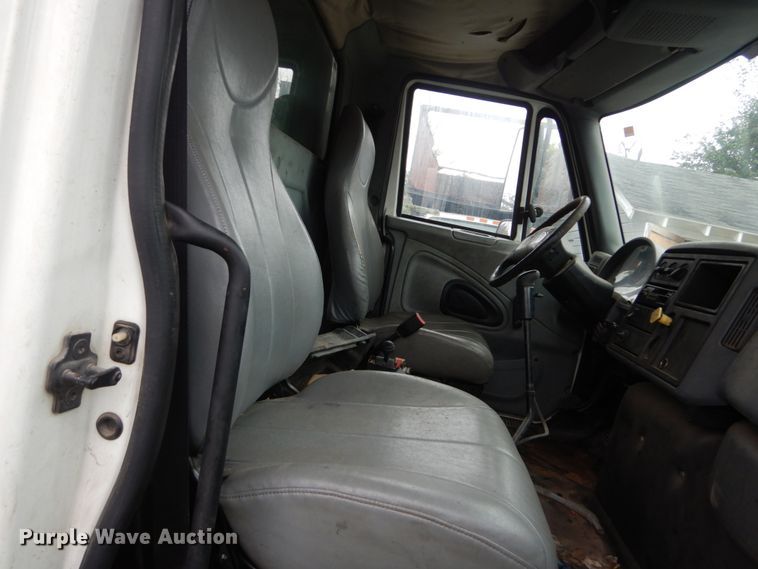 image for item IV9702 2006 International 4400  dump truck