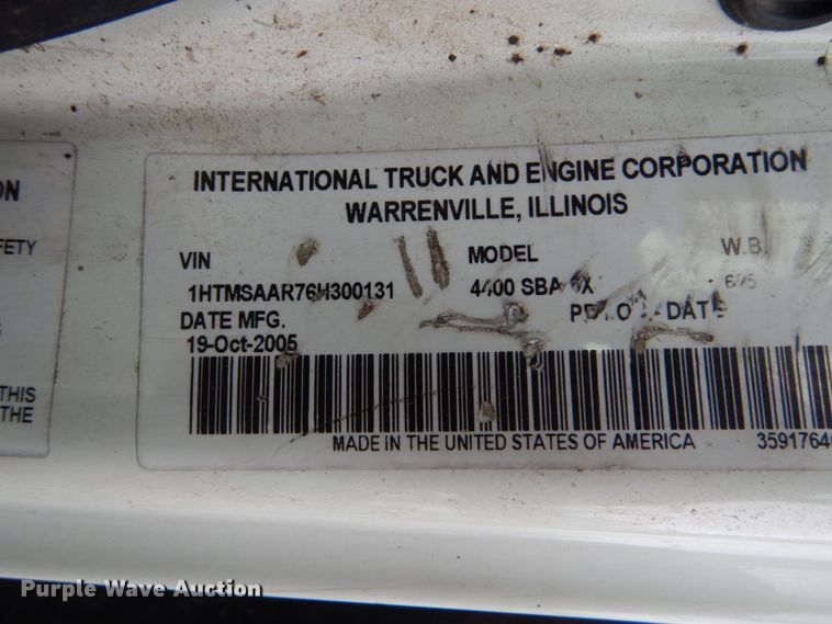 image for item IV9702 2006 International 4400  dump truck