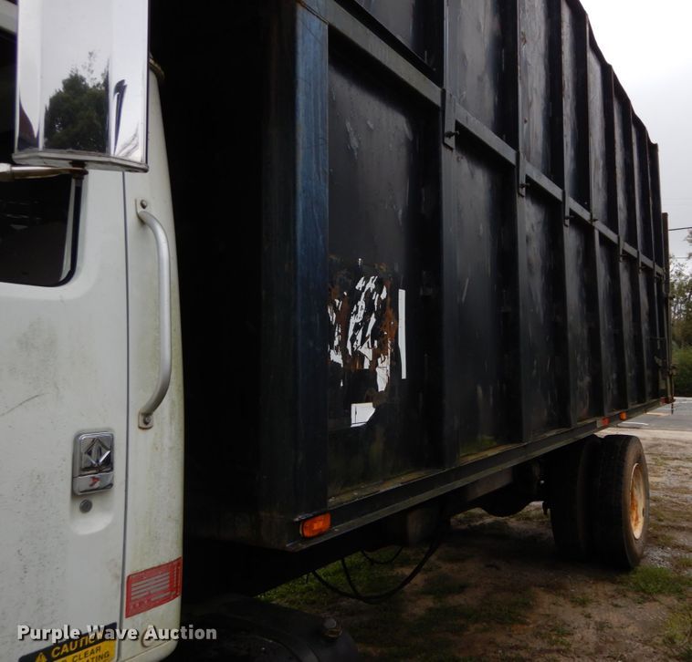 image for item IV9703 2001 International 4900  dump truck