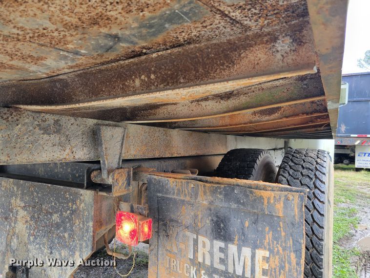 image for item IV9703 2001 International 4900  dump truck