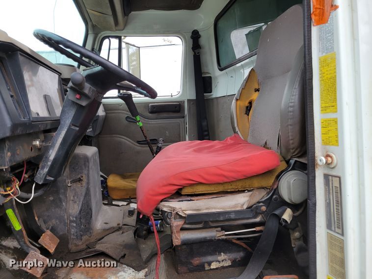 image for item IV9703 2001 International 4900  dump truck