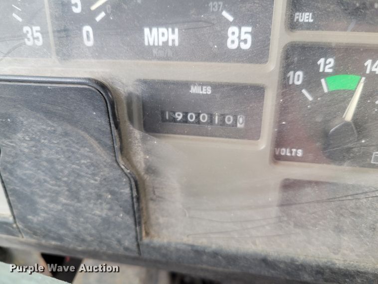 image for item IV9703 2001 International 4900  dump truck