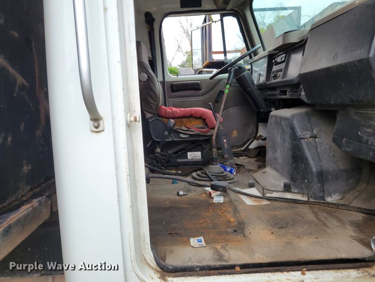 image for item IV9703 2001 International 4900  dump truck