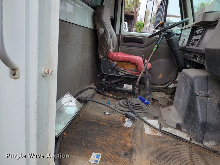 image for item IV9703 2001 International 4900  dump truck